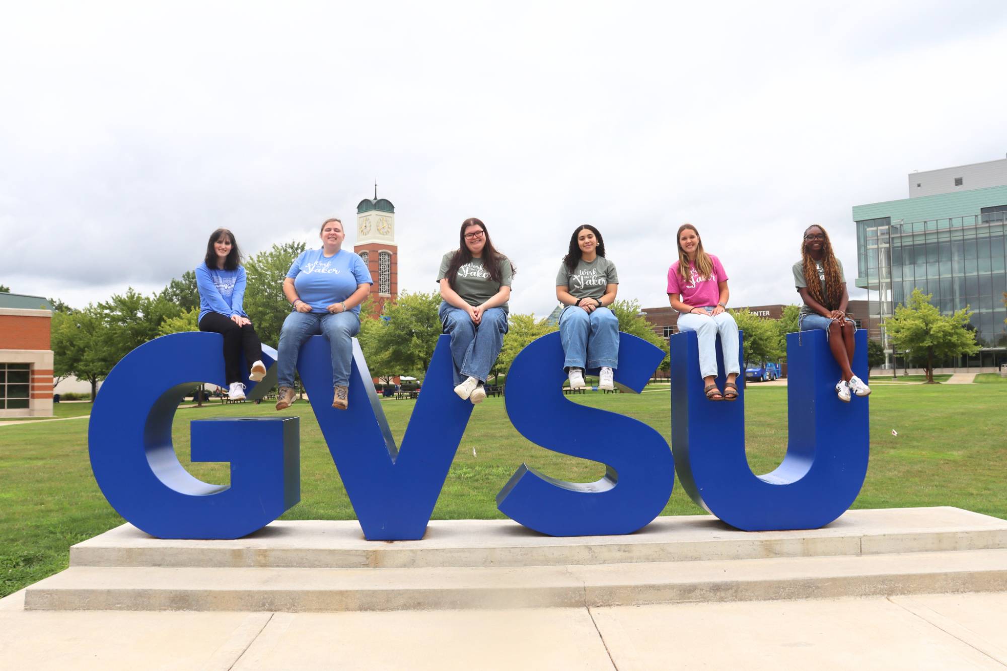 students on gvsu sign